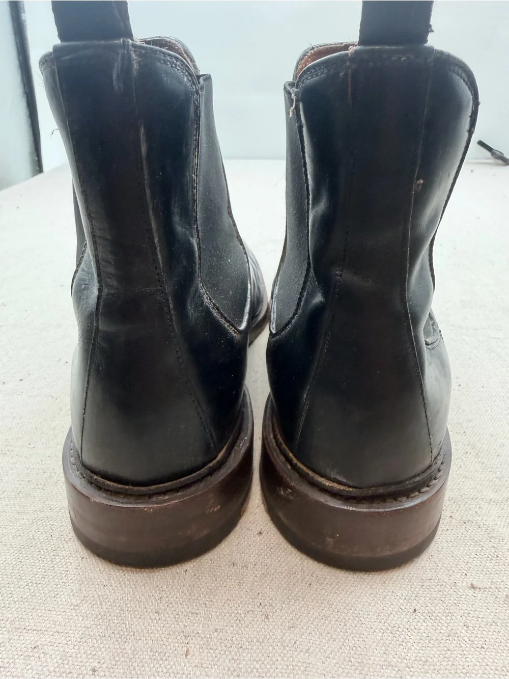 Frye Black Leather Chelsea Boots for Men - Classic Slip-On Style